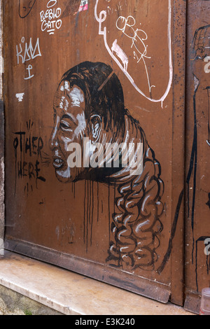 Graffiti auf eine braune Paited hölzerne Tür Lissabon Portugal. Stockfoto