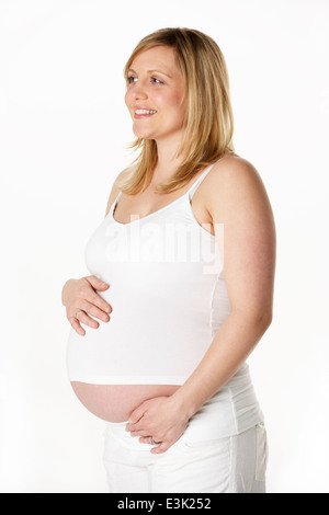 Studioportrait von schwangeren tragen weiß Stockfoto