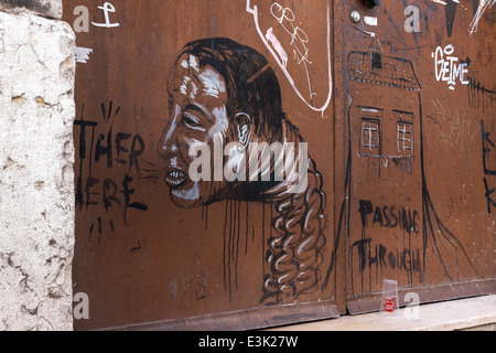 Graffiti auf eine braune Paited hölzerne Tür Lissabon Portugal. Stockfoto