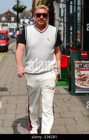 London, England, 24. Juni 2014: Boris Becker trug zu Fuß aus der Lloyds Bank in Wimbledon Village am 24. Juni 2014 in London. Bildnachweis: Siehe Li/Alamy Live News Stockfoto