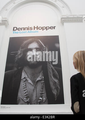 London, UK. 24. Juni 2014. Die Ausstellung "Dennis Hopper: The Lost Album" film an der Royal Academy of Arts präsentiert mehr als vierhundert original Fotografien, die zwischen 1961 und 1967 von Dennis Hopper, US-amerikanischer Schauspieler, Regisseur und Künstler. Von Hells Angels und Hippies auf den Straßen von Harlem fängt Hoppers Fotografie amerikanische Kultur und das Leben in den 1960er Jahren, ein Jahrzehnt des Fortschritts, Gewalt und enorme Umwälzungen. Bildnachweis: Nick Savage/Alamy Live-Nachrichten Stockfoto