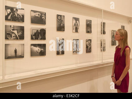 London, UK. 24. Juni 2014. Die Ausstellung "Dennis Hopper: The Lost Album" film an der Royal Academy of Arts präsentiert mehr als vierhundert original Fotografien, die zwischen 1961 und 1967 von Dennis Hopper, US-amerikanischer Schauspieler, Regisseur und Künstler. Von Hells Angels und Hippies auf den Straßen von Harlem fängt Hoppers Fotografie amerikanische Kultur und das Leben in den 1960er Jahren, ein Jahrzehnt des Fortschritts, Gewalt und enorme Umwälzungen. Bildnachweis: Nick Savage/Alamy Live-Nachrichten Stockfoto