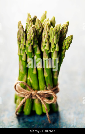 Reihe von frischem Spargel auf Holztisch Stockfoto