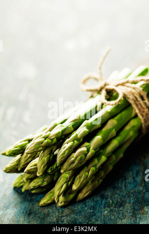 Reihe von frischem Spargel auf Holztisch Stockfoto