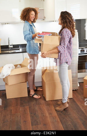 Zwei Frauen Einzug in neue Felder "nach Hause" und Auspacken Stockfoto