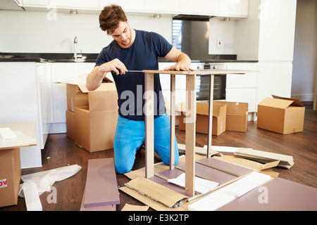Mann, die Zusammenstellung Selbstmontage Möbel im neuen Zuhause Stockfoto