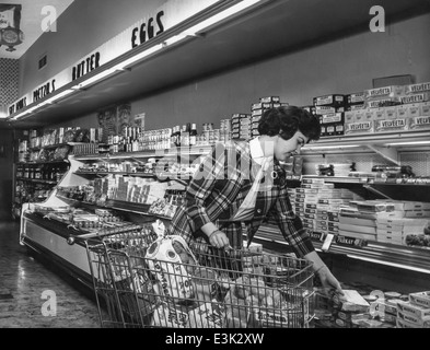 eine Frau in einem Usa-Markt, 60er Jahre Stockfoto