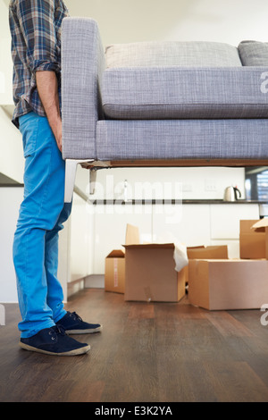 Nahaufnahme von Mann mit Sofa, als er bewegt sich in neues Zuhause Stockfoto