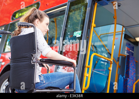 Behinderte Frau im Rollstuhl Boarding Bus Stockfoto