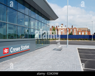 Weston Road Eingang zum Bahnhof mit dem Crewe Arms Hotel in Crewe, Großbritannien Stockfoto