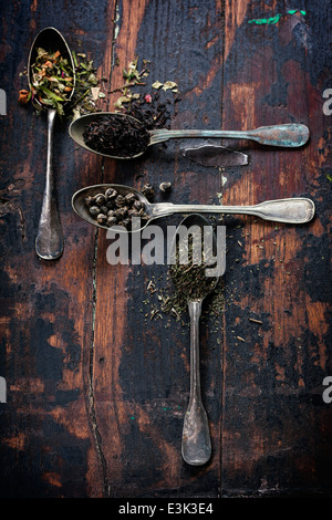 Verschiedene Arten von Tee (schwarz, grün und Kräuter) auf hölzernen Hintergrund Stockfoto