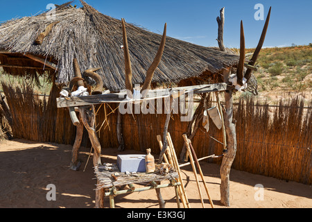 San oder Buschmänner Dorf, Kgalagadi Transfrontier Park, Kalahari, Südafrika, Botswana, Afrika Stockfoto
