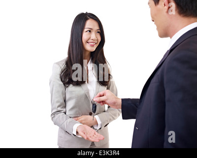 Übergabe der Autoschlüssel an Frau Mann Stockfoto