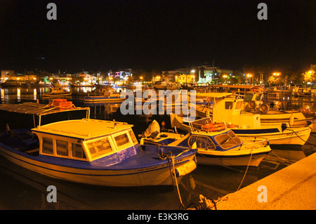 Traditionelle Fischerboote am Abend Kos Hafen von Kos-Stadt, Kos, Griechenland Stockfoto