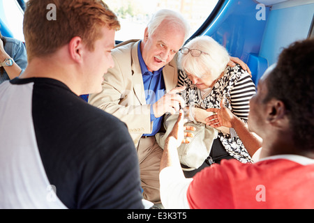 Älteres paar belästigt auf Busfahrt Stockfoto