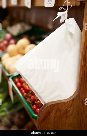 Papiertüten Obst Zähler der Hofladen Stockfoto