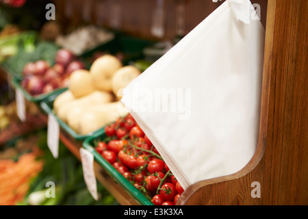 Papiertüten Obst Zähler der Hofladen Stockfoto