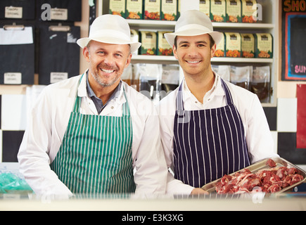 Zwei Metzger bei der Arbeit im Shop Stockfoto