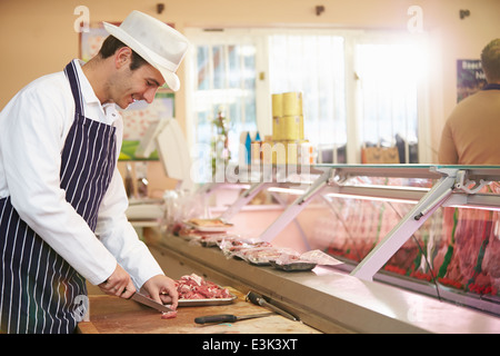 Metzger, die Zubereitung von Fleisch im Shop Stockfoto