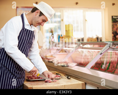 Metzger, die Zubereitung von Fleisch im Shop Stockfoto
