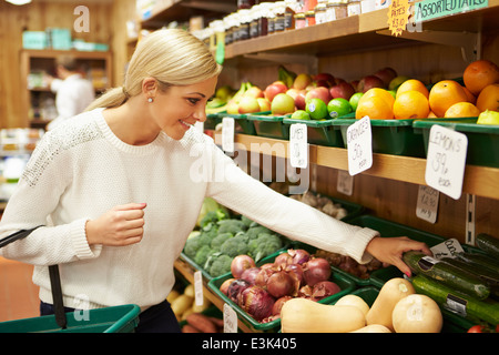 Kundin bei Gemüsetheke Hofladen Stockfoto