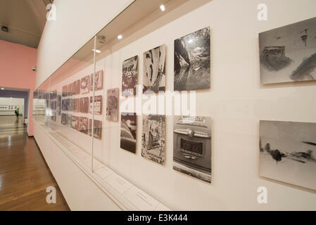 Royal Academy of Arts, Piccadilly, London UK. 24. Juni 2014. Mehr als 400 original-Fotografien, aufgenommen zwischen 1961 und 1967 von Dennis Hopper, US-amerikanischer Schauspieler, Regisseur und Künstler. Die Fotografien wurden persönlich ausgewählt und bearbeitet von Hopper für seine erste große Ausstellung im Art Center Fort Worth in Texas im Jahr 1970 und die Vintage-Prints wurden erst nach seinem Tod im Jahr 2010 wiederentdeckt. Dies ist das erste Mal diese Werkgruppe in Großbritannien gesehen hat. Bildnachweis: Malcolm Park Leitartikel/Alamy Live-Nachrichten Stockfoto