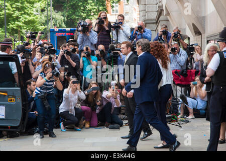 London, UK. 24. Juni 2014. . Dutzende von Kamerateams und Fotografen versammeln, um Bilder von Rebekah Brooks zu erfassen, als sie Gericht gereinigt von allen Aufladungen in den Telefon hacking Testversion geht. Bildnachweis: Paul Davey/Alamy Live-Nachrichten Stockfoto
