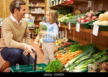 Vater und Tochter, die Auswahl von frischem Gemüse im Hofladen Stockfoto