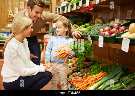 Familie Wahl frisches Gemüse im Hofladen Stockfoto