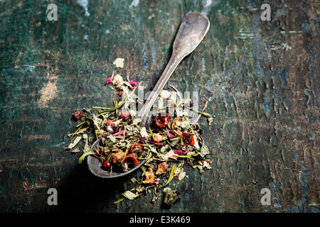 Kräutertee mit wilden Blumen und Beeren auf hölzernen Hintergrund - Bio-Lebensmittel, Gesundheit und Ernährung-Konzept Stockfoto