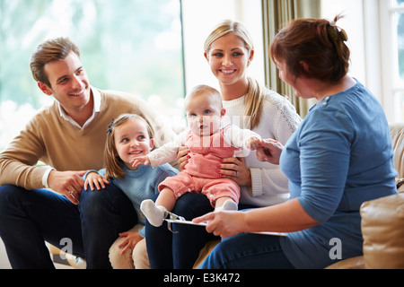 Gesundheit-Besucher im Gespräch mit Familie mit Kleinkind Stockfoto