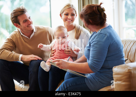 Gesundheit-Besucher im Gespräch mit Familie mit Kleinkind Stockfoto