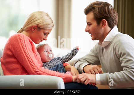 Paar mit Frau Post Natal Depressionen leiden Stockfoto