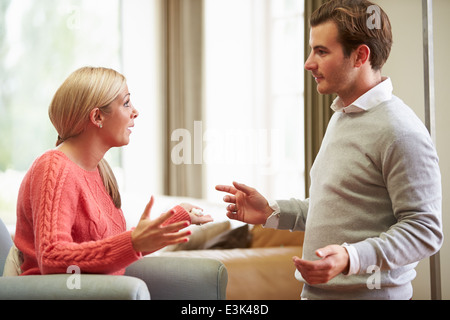 Junges Paar mit Argument zu Hause Stockfoto