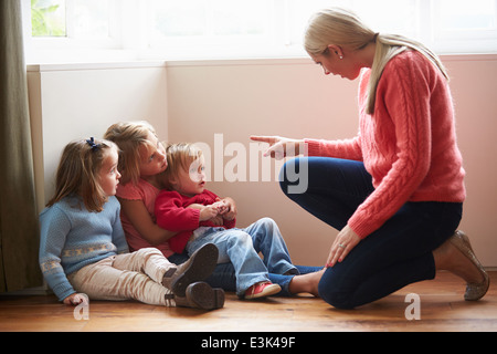 Mutter schreien bei Kleinkindern Stockfoto