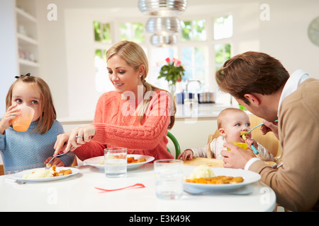 Familie mit Kleinkind Essen Mahlzeit zu Hause Stockfoto