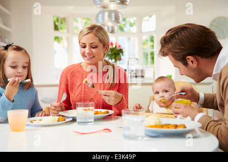 Familie mit Kleinkind Essen Mahlzeit zu Hause Stockfoto