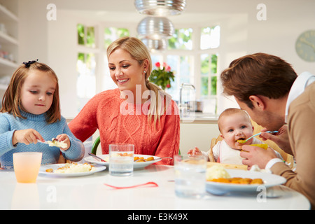 Familie mit Kleinkind Essen Mahlzeit zu Hause Stockfoto