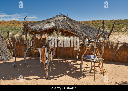 San oder Buschmänner Dorf, Kgalagadi Transfrontier Park, Kalahari, Südafrika, Botswana, Afrika Stockfoto