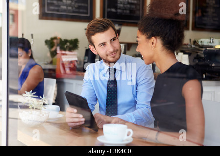 Geschäftsmann und Geschäftsfrau treffen im Café Stockfoto