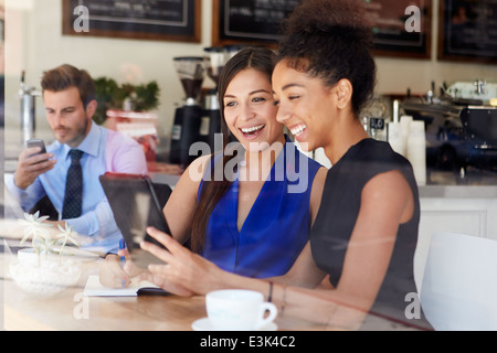 Zwei Unternehmerinnen treffen im Café Stockfoto