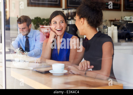 Zwei Unternehmerinnen treffen im Café Stockfoto