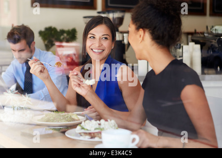 Zwei Unternehmerinnen treffen zum Mittagessen im Café Stockfoto