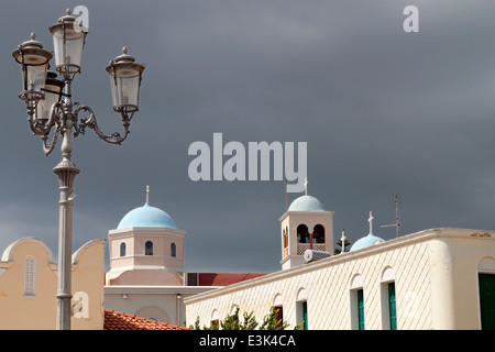 Traditionellen Laterne und die Kuppeln der Agia Paraskevi, Insel Kos in Griechenland Stockfoto