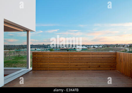 Haus in Valadas, Montemor-o-Novo, Montemor-o-Novo, Portugal. Architekt: Carrilho da Graça, Arquitecto, 2012. Holz, geschmückt Balko Stockfoto