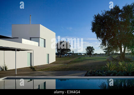 Haus in Valadas, Montemor-o-Novo, Montemor-o-Novo, Portugal. Architekt: Carrilho da Graça, Arquitecto, 2012. Schwimmbad mit Stockfoto