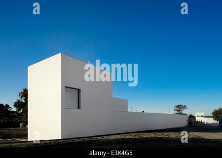 Haus in Valadas, Montemor-o-Novo, Montemor-o-Novo, Portugal. Architekt: Carrilho da Graça, Arquitecto, 2012. Außenfassade pe Stockfoto