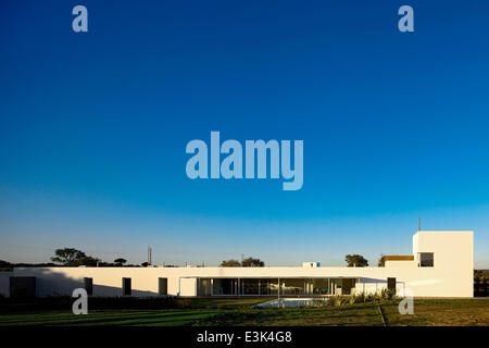 Haus in Valadas, Montemor-o-Novo, Montemor-o-Novo, Portugal. Architekt: Carrilho da Graça, Arquitecto, 2012. Höhe von gar Stockfoto