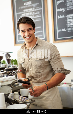 Männliche Besitzer des Café Stockfoto