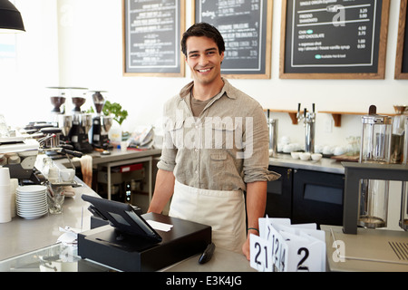 Männliche Besitzer des Café Stockfoto